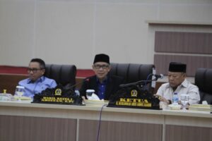 Legislator Sulteng Umumkan Ranperda APBD 2025 dalam Rapat Paripurna