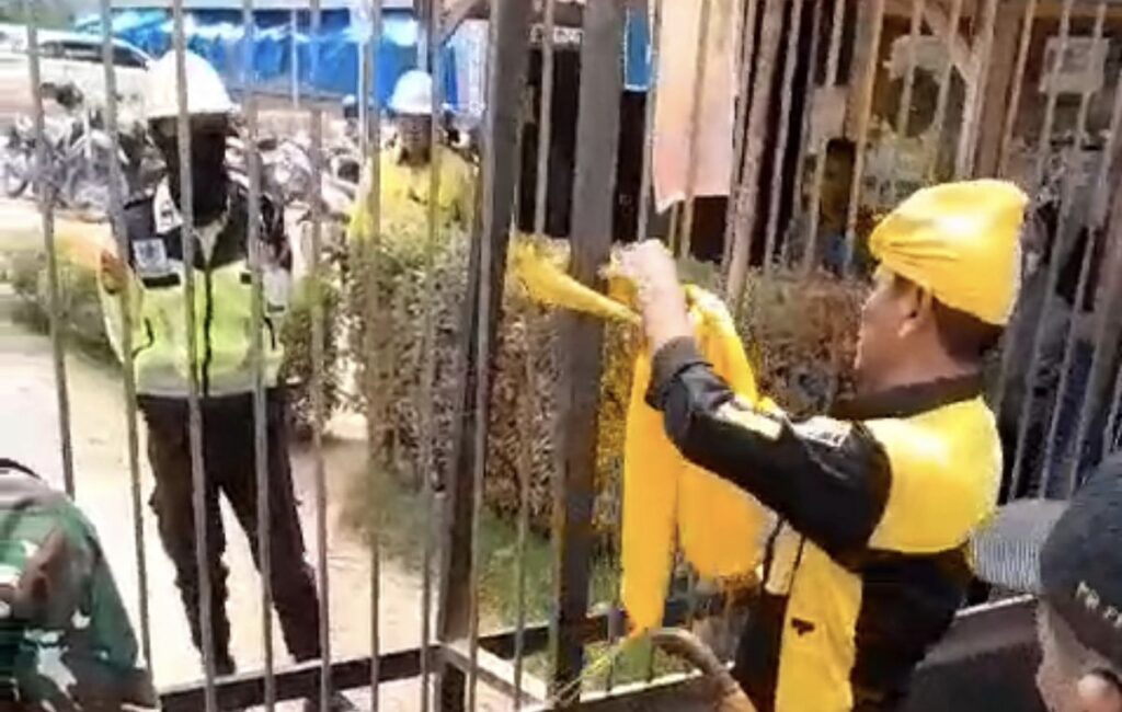 FPK Segel Kantor PT CPM dengan Kain Kuning, Pelanggar Terancam Sanksi Adat