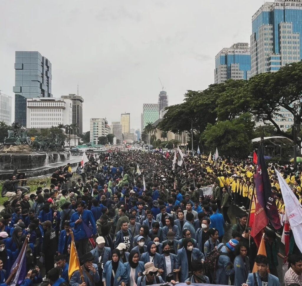 Demo Bertajuk ‘Indonesia Gelap’, Mahasiswa Tolak Revisi UU TNI, Polri & Kejaksaan