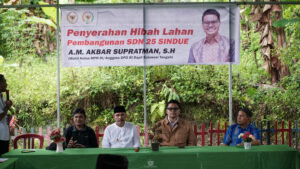 Dukung Pendidikan, Akbar Supratman Serahkan Hibah Lahan untuk SDN 25 Sindue