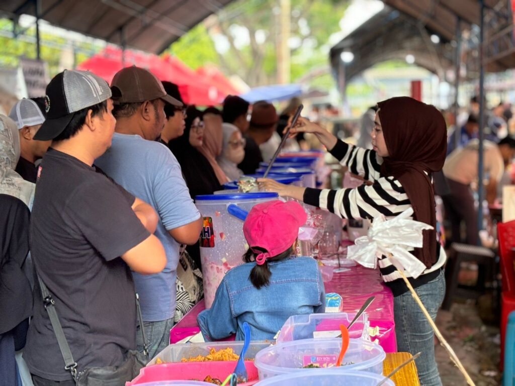 Pasar Ramadhan di Palu Dipadati Warga yang Berburu Takjil