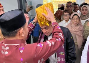 Wakil Ketua I DPRD Palu Sambut Kedatangan Wali Kota dengan Prosesi Adat