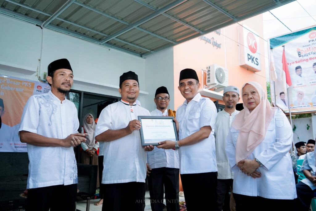 Penghargaan Saksi dalam Momen Silaturahmi dan Bukber PKS Palu Bersama Gubernur Anwar Hafid