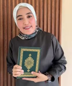 Tebar Kebaikan: Anggota DPRD Kota Palu, Mutmainnah Corona Berbagi Al-Qur’an untuk Umat