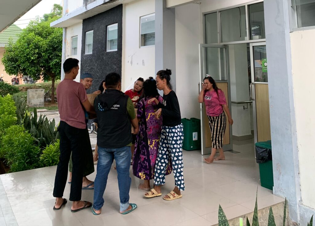 Yayasan Andi Agtas Foundation Bagikan Takjil Gratis untuk Kelurga Pasien RS UNDATA