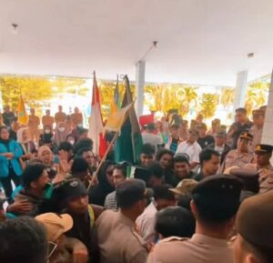 Aksi Damai Mahasiswa Tolitoli Protes Mahalnya Seragam Sekolah