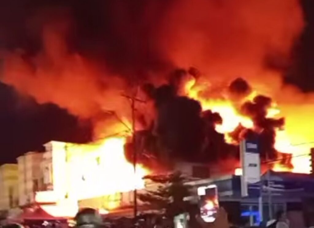 Kebakaran Hebat Lalap Pasar Inpres Manonda, 13 Lapak Ludes, Kerugian Capai Rp800 Juta