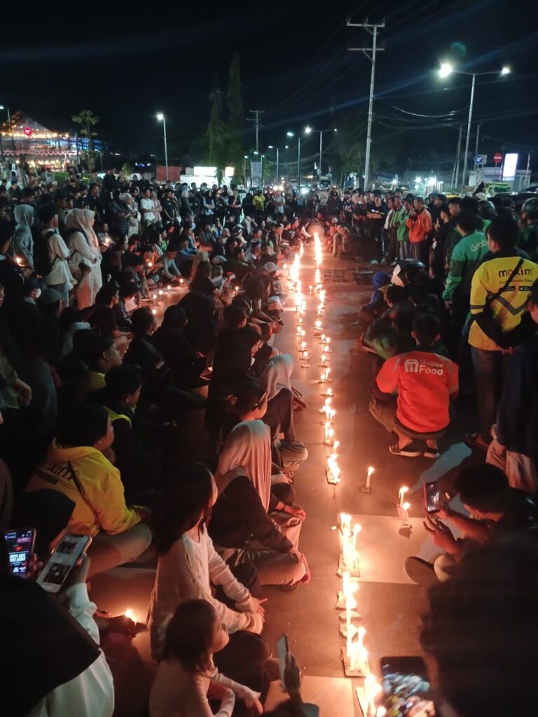 Ratusan Warga Palu Gelar Aksi 1.000 Lilin untuk Affan Kurniawan, Driver Ojol Korban Rantis Brimob