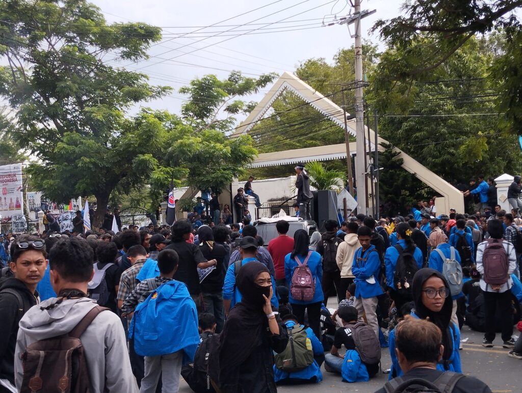 Aliansi Rakyat dan Mahasiswa Kepung DPRD Sulteng, Tuntut Batalkan PBB dan Pajak 10 Persen