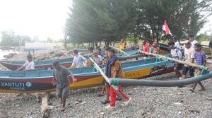 Polda Sulteng dan Pandu Laut Nusantara Serahkan Bantuan Perahu untuk Nelayan di Teluk Palu