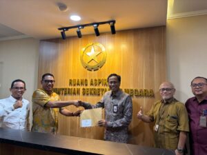 Waket III DPRD Sulteng dan Anggota Komisi I Sampaikan Tuntutan Aksi ke Presiden RI melalui Kementerian Sekretariat Negara