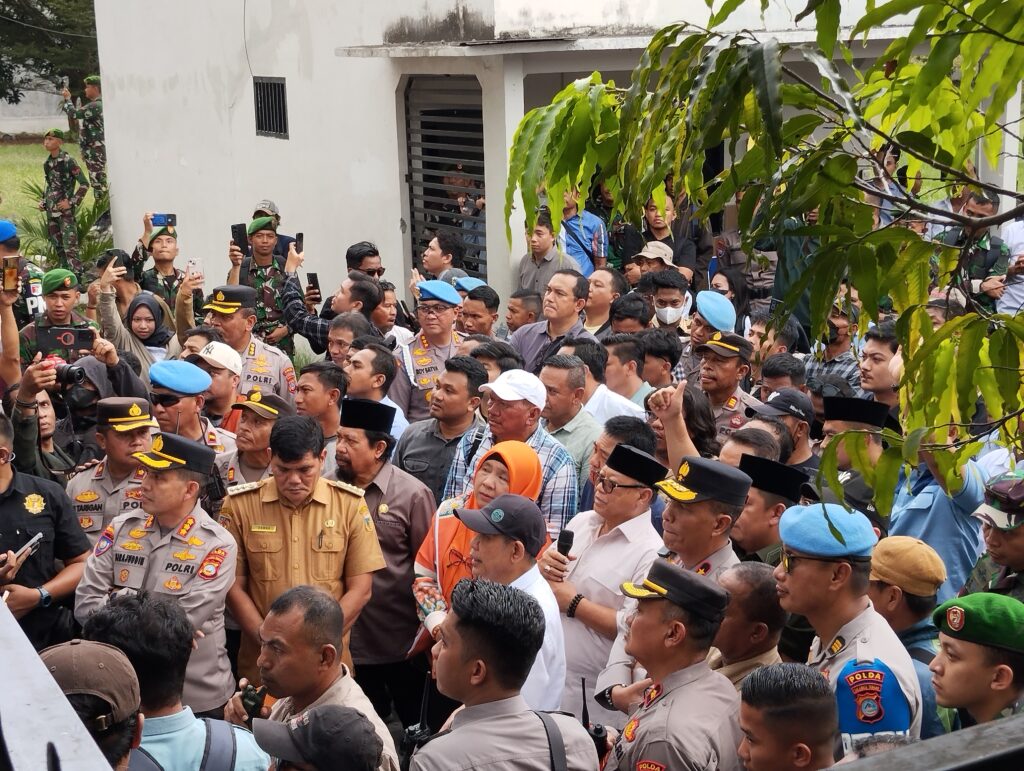 DPRD Sulteng Terima Aspirasi Massa Unjuk Rasa dengan Damai