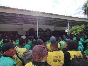 Wakil Ketua MPR RI Bagikan Paket Beras kepada Pengemudi Ojek Online di Palu