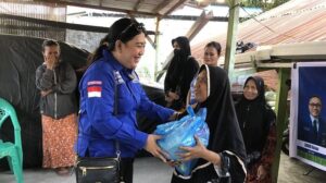 Anggota DPRD Palu Ratna Mayasari Agan Bagikan 150 Paket Sembako di Tatanga dan Duyu