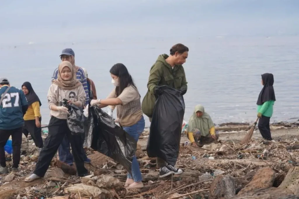 Aksi Bersih Pantai Teluk Palu, 3.500 Relawan Kumpulkan 100 Ton Sampah