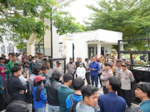 Mahasiswa Gelar Aksi di DPRD Sulteng, Soroti Reformasi Polri hingga Isu Pendidikan