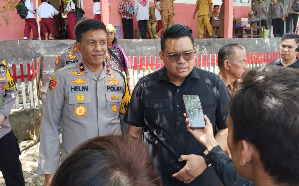 Wakil Ketua MPR RI A.M Akbar Supratman Tinjau SDN Balumpewa, Serahkan Bantuan dan Dorong Peningkatan Sarana Pendidikan