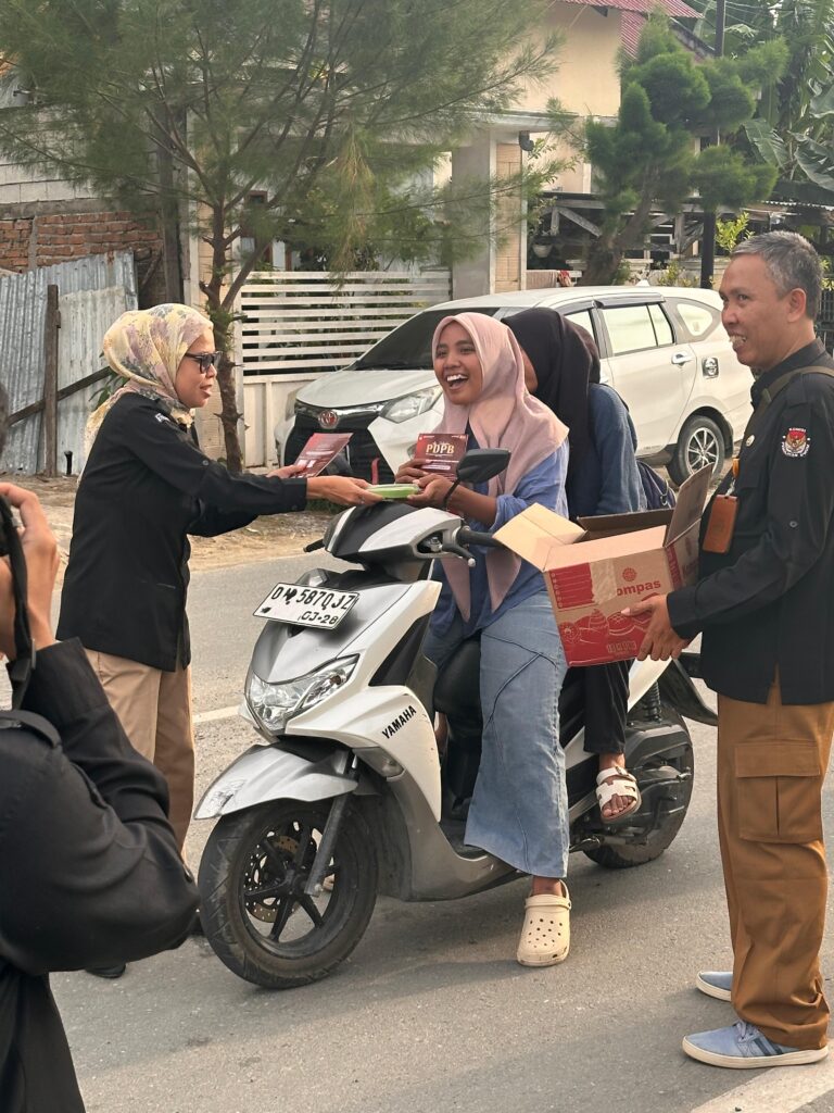 KPU Donggala Berbagi Takjil dan Sosialisasi Pendidikan Pemilih