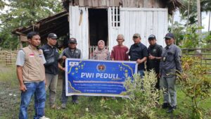 PWI Peduli Salurkan Bantuan ke 45 Warga dan Pesantren di Boul