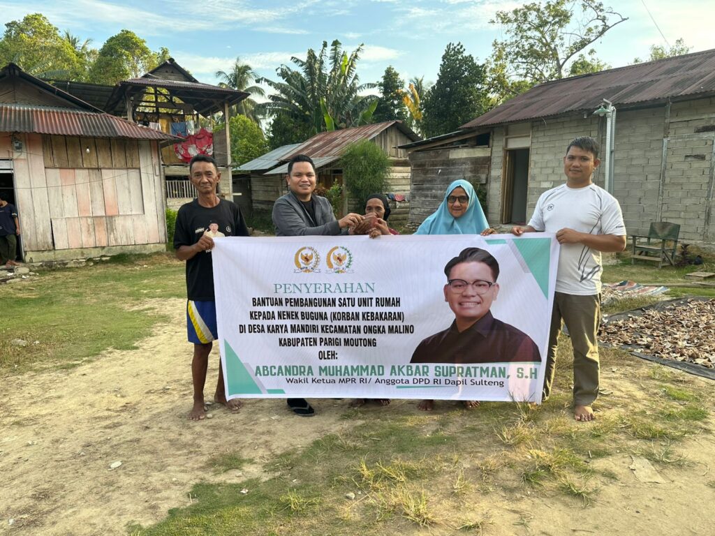 Wakil Ketua MPR RI Akbar Supratman Bantu Bangun Rumah Nenek Korban Kebakaran di Parigi Moutong