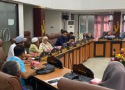 DPRD Kota Palu melakukan Rapat dengar Pendapat bersama dengan Serikat Nelayan Teluk Palu (SNTP) di ruang sidang utama Kota Palu. Foto: Ris.
