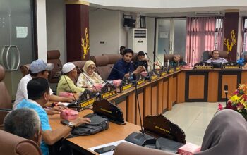 DPRD Kota Palu melakukan Rapat dengar Pendapat bersama dengan Serikat Nelayan Teluk Palu (SNTP) di ruang sidang utama Kota Palu. Foto: Ris.