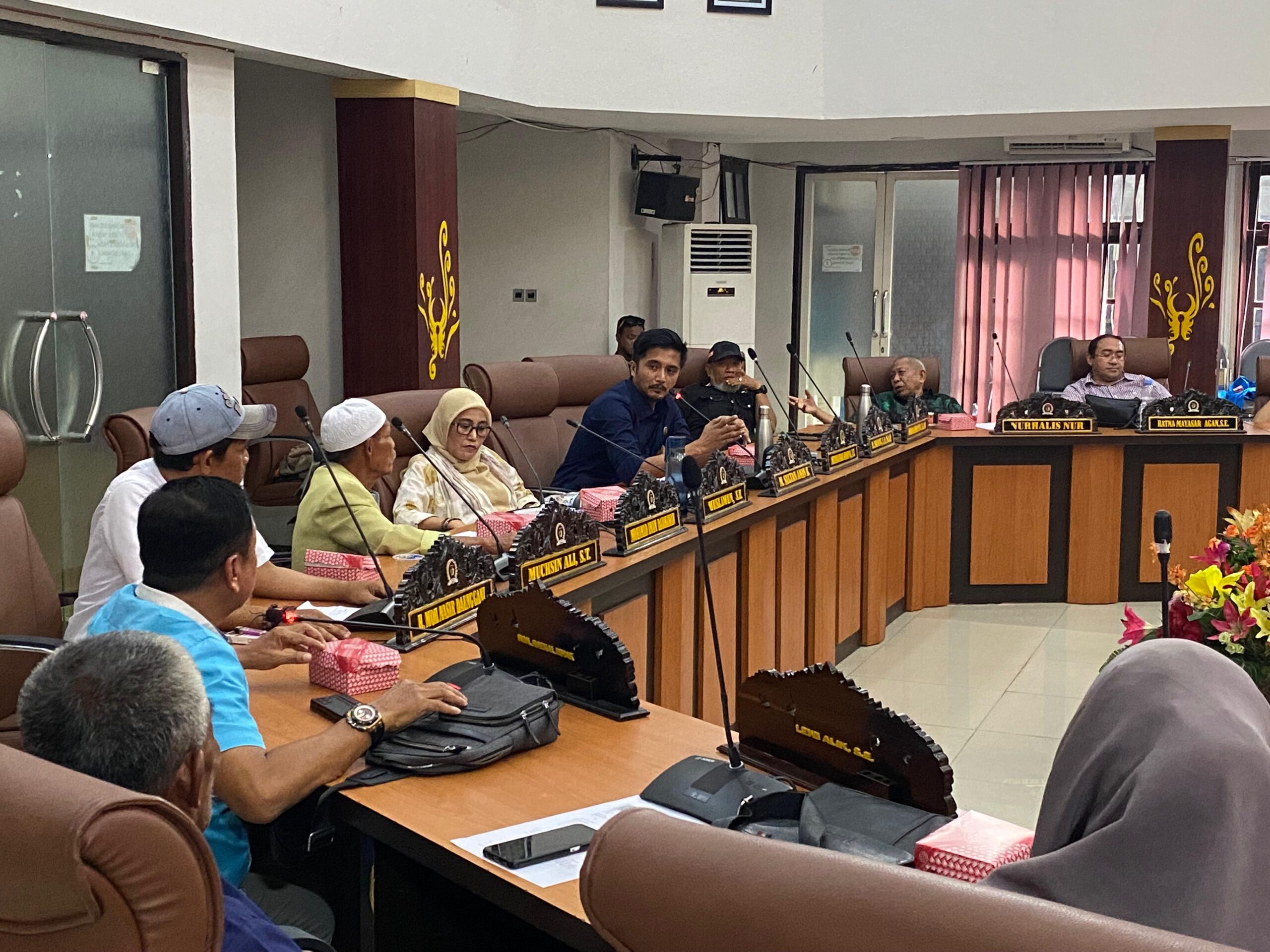 DPRD Kota Palu melakukan Rapat dengar Pendapat bersama dengan Serikat Nelayan Teluk Palu (SNTP) di ruang sidang utama Kota Palu. Foto: Ris.
