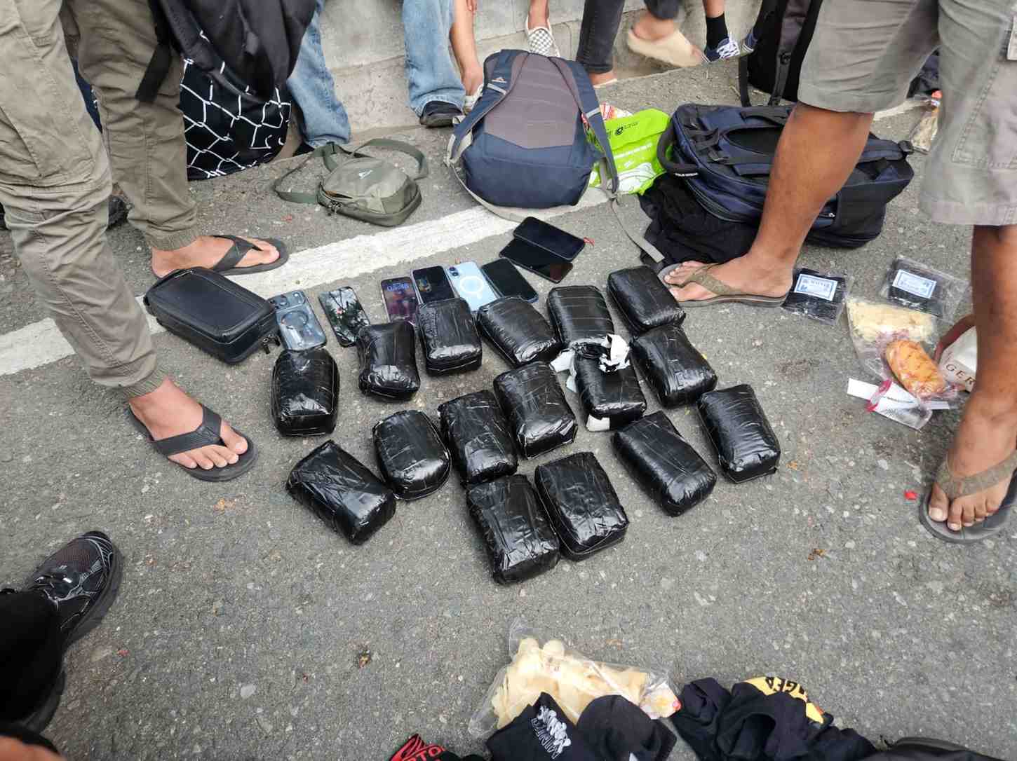 Barang bukti 16 kilogram sabu yang berhasil diamankan Ditresnarkoba Polda Sulawesi Tengah dari enam pelaku di Bandara Mutiara SIS Al-Jufri Palu. Foto: Humas Polda Sulteng