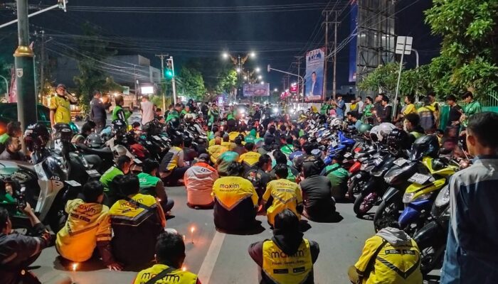 Ribuan Ojol Padati Jalan Juanda Palu, Doa Bersama untuk Amar Jadi Simbol Solidaritas