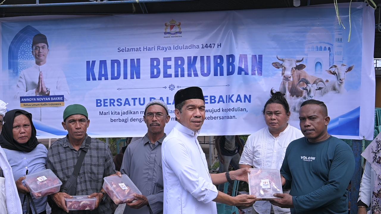 Ketua Kadin Sulteng, Gufran Ahmad, menyerahkan daging hewan qurban kepada masyarakat kota Palu. Foto: Kadin Sulteng