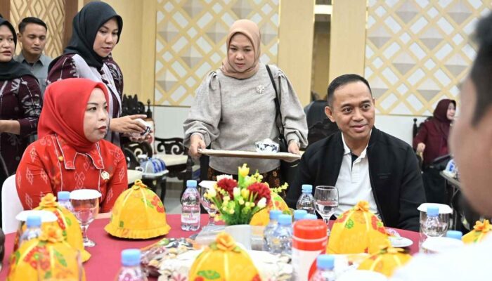 Arnila Sambut Kapolda Sulteng yang Baru di Bandara Mutiara Palu