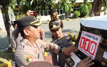Kapolresta Palu Pimpin Pemasangan Stiker Layanan Polri 110 pada Seluruh Kendaraan Dinas