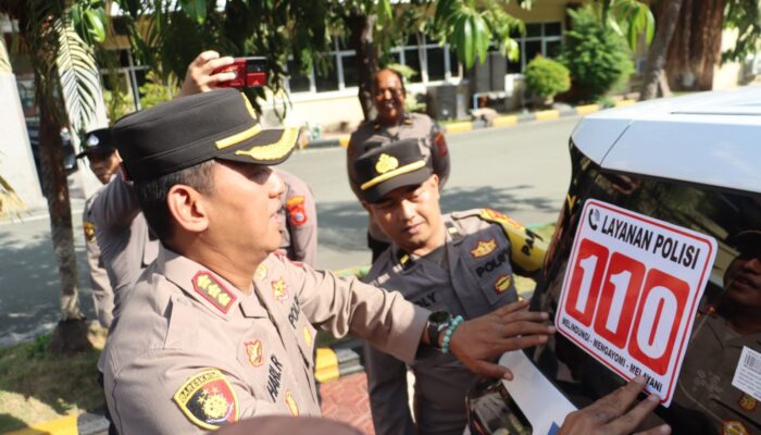 Kapolresta Palu Pimpin Pemasangan Stiker Layanan Polri 110 pada Seluruh Kendaraan Dinas