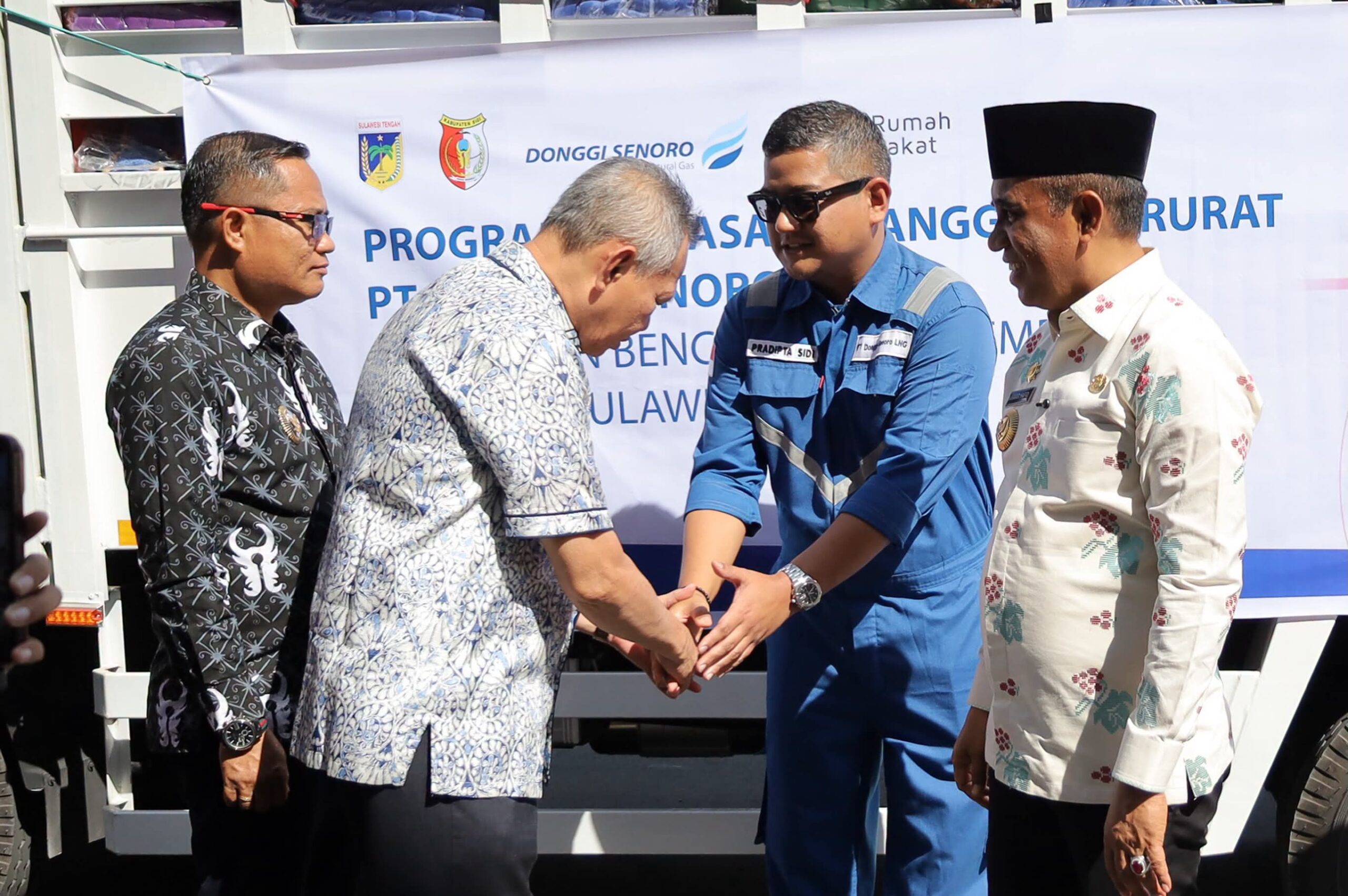 Bupati Sigi menghadiri kegiatan penyerahan bantuan kemanusiaan bagi penyintas gempa Sulawesi Tengah yang disalurkan oleh PT Donggi Senoro LNG kepada Pemerintah Provinsi Sulawesi Tengah, (Sulteng) Foto: Istimewa