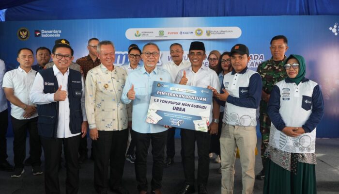 Menko Pangan Zulkifli Hasan Salurkan Bantuan Pupuk di Sigi, Perkuat Ketahanan Pangan Nasional