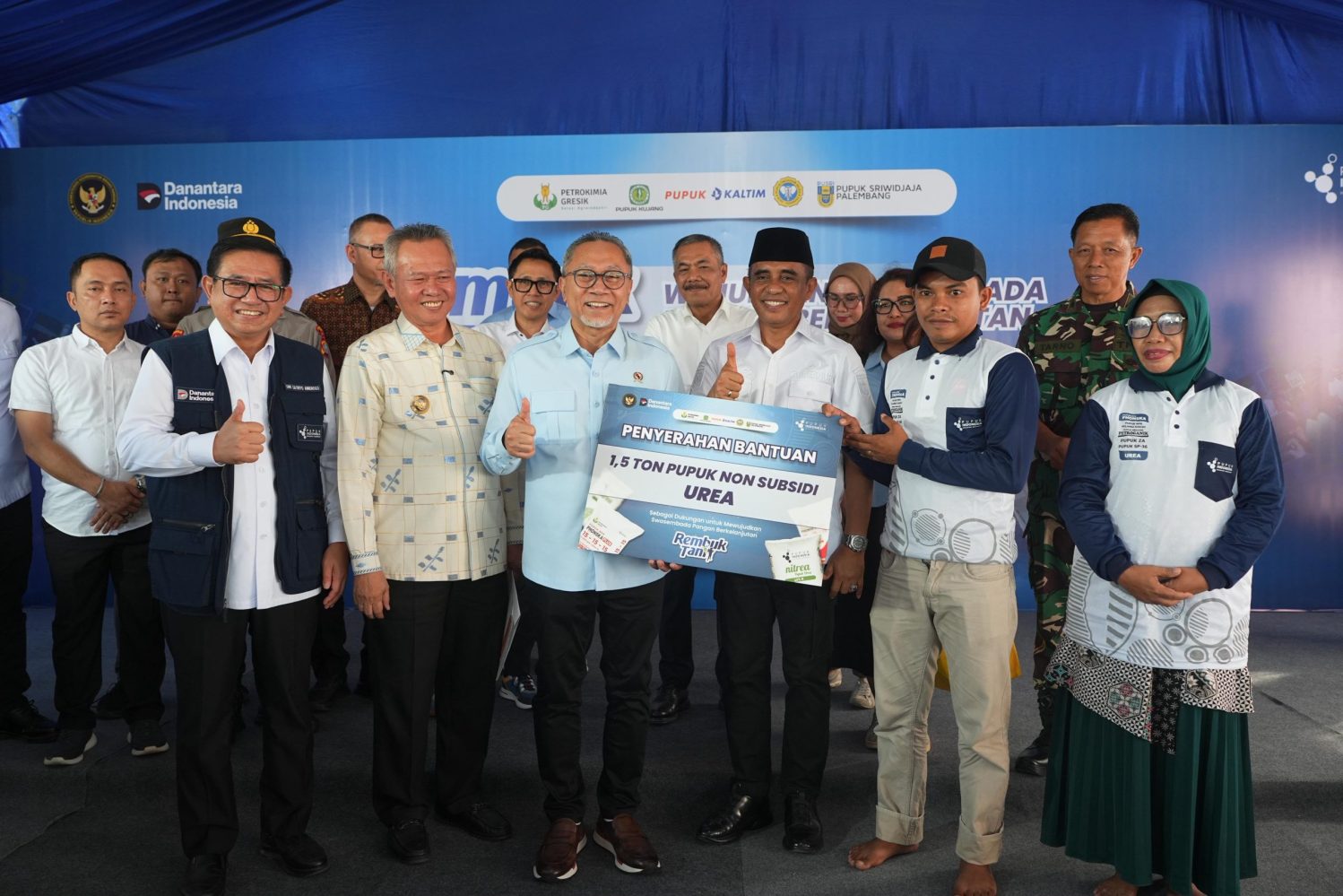 Menteri Koordinator Bidang Pangan, Zulkifli Hasan, menyerahkan bantuan Pupuk Non Subsidi 1,5 Ton kepada kelompok Tani di kabupaten Sigi. Foto: Istimewa