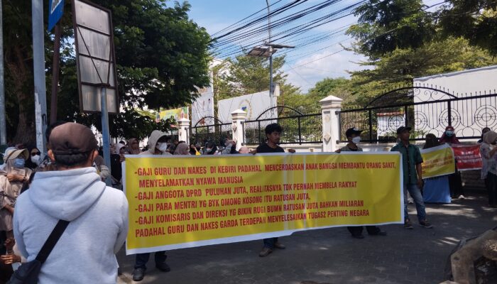 Ratusan Guru dan Nakes PPPK Aksi di DPRD Sulteng, Tuntut Gaji ke-13 dan ke-14 Segera Dibayarkan