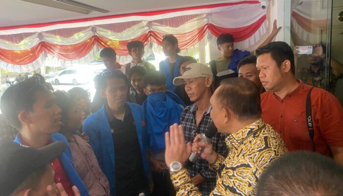 DPRD Sulteng Didatangi Mahasiswa dan Petani, Massa Layangkan Mosi Tak Percaya