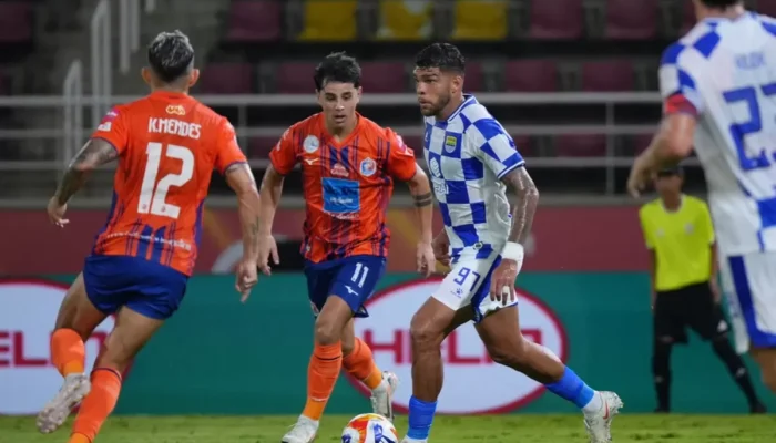 Luka Menalo Bersinar, Persib Bandung Taklukkan Port FC 3-1