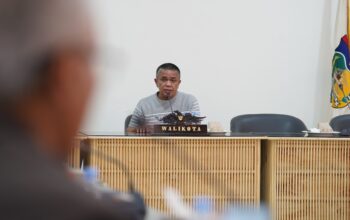 Walikota Palu, Hadianto Rasyid, Saat memimpin rapat koordinasi bersama Organisasi Perangkat Daerah (OPD) di Rumah Jabatan Wali Kota Palu. Foto: Jufri