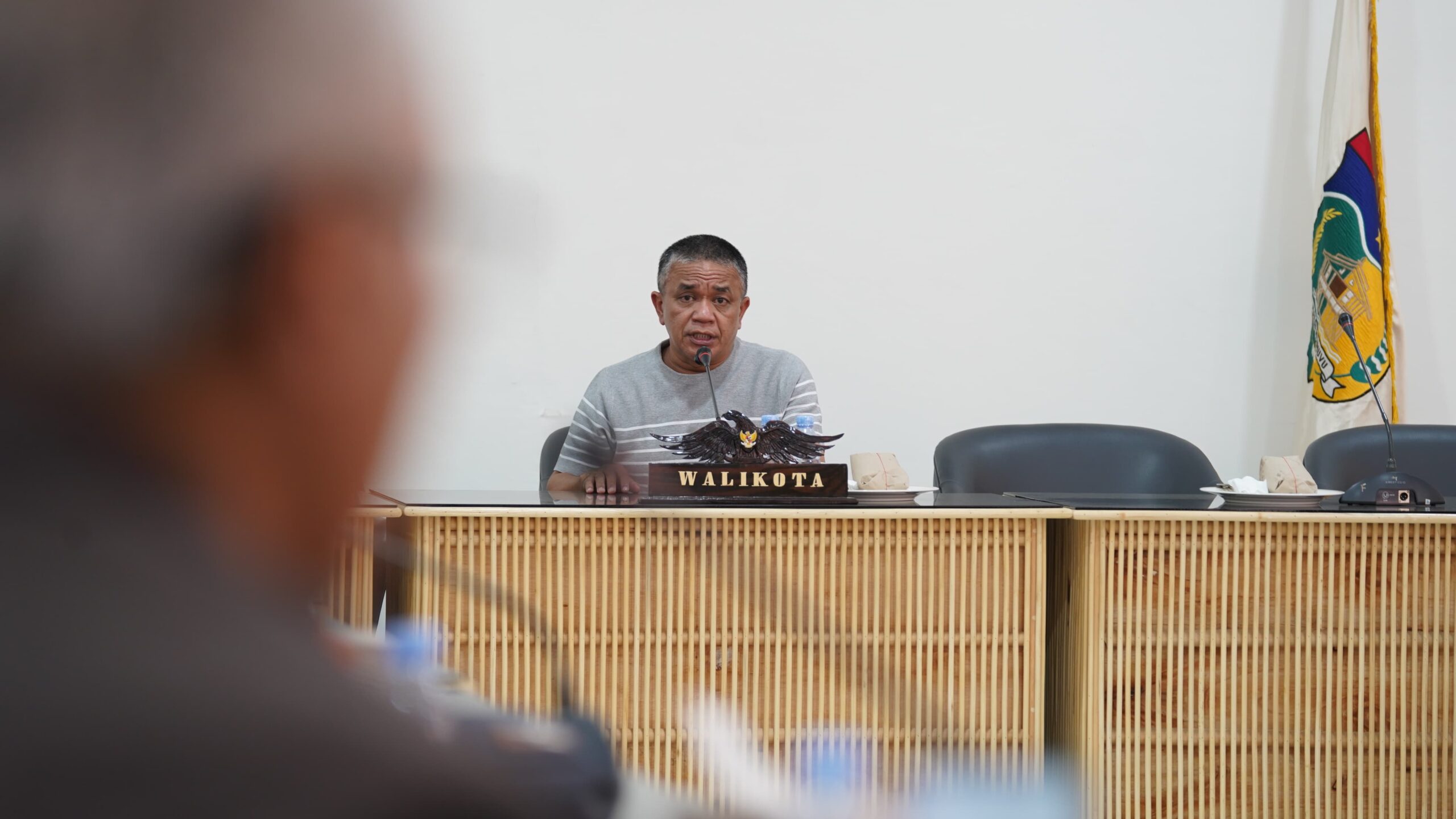 Walikota Palu, Hadianto Rasyid, Saat memimpin rapat koordinasi bersama Organisasi Perangkat Daerah (OPD) di Rumah Jabatan Wali Kota Palu. Foto: Jufri