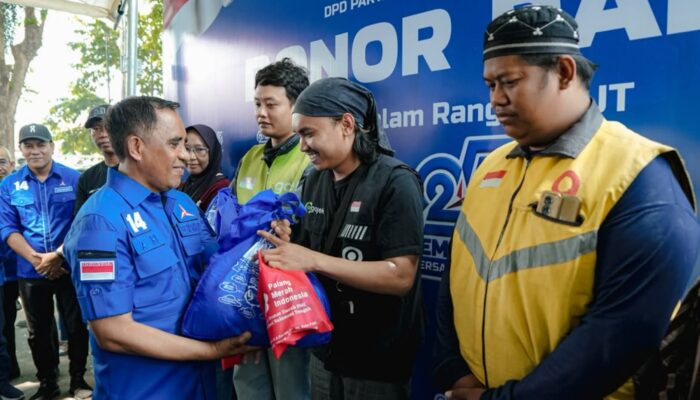 HUT ke-25 Demokrat Sulteng, Anwar Hafid Pimpin Aksi Donor Darah dan Bagikan 500 Paket Sembako